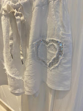 Load image into Gallery viewer, Linen Shorts with Sequins Heart

