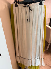 Load image into Gallery viewer, SET - Beige Top &amp; Skirt
