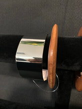 Cargar imagen en el visor de la galería, Wood &amp; Silver Bangle Bracelet Set

